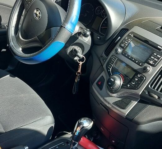 Синій Хендай i30, об'ємом двигуна 1.6 л та пробігом 285 тис. км за 7900 $, фото 4 на Automoto.ua