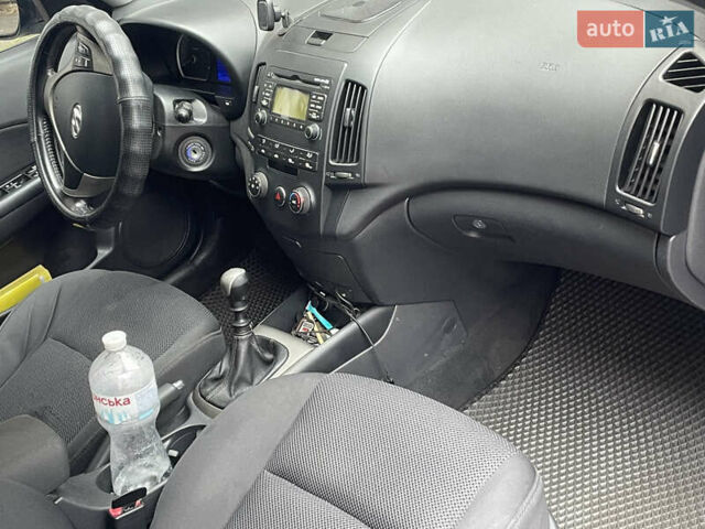 Синий Хендай i30, объемом двигателя 1.58 л и пробегом 283 тыс. км за 5300 $, фото 4 на Automoto.ua