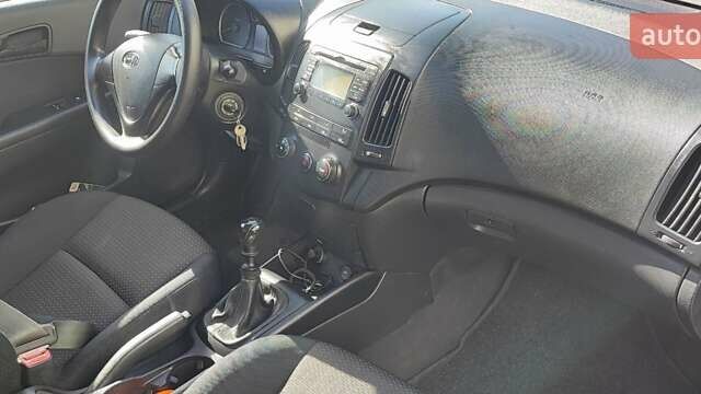 Синий Хендай i30, объемом двигателя 1.58 л и пробегом 251 тыс. км за 5400 $, фото 4 на Automoto.ua