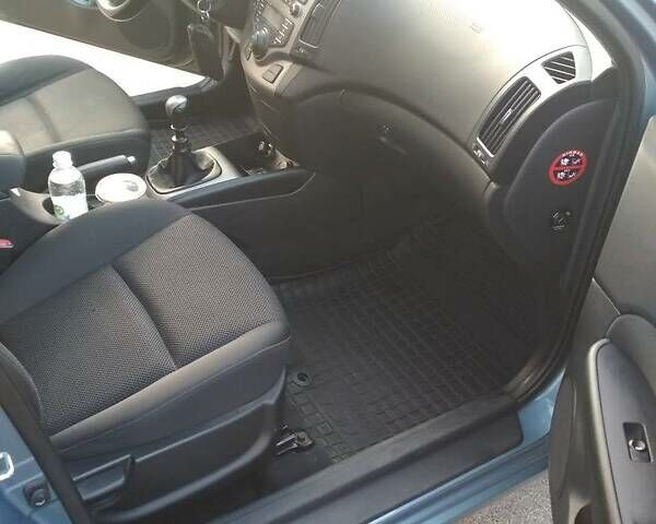 Синий Хендай i30, объемом двигателя 1.58 л и пробегом 208 тыс. км за 5810 $, фото 2 на Automoto.ua