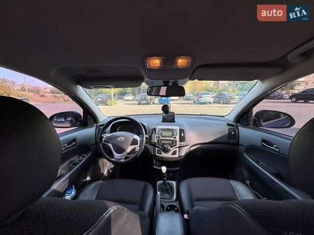Синий Хендай i30, объемом двигателя 1.59 л и пробегом 253 тыс. км за 6100 $, фото 16 на Automoto.ua