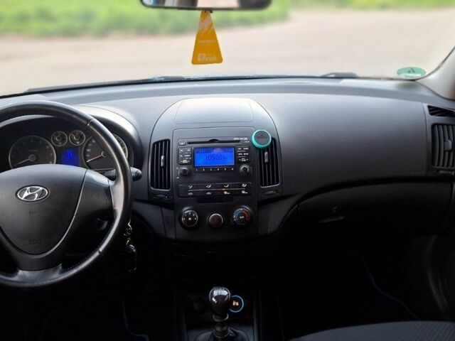 Синий Хендай i30, объемом двигателя 1.6 л и пробегом 220 тыс. км за 5950 $, фото 3 на Automoto.ua