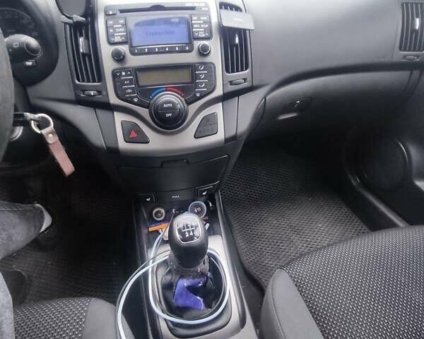 Синій Хендай i30, об'ємом двигуна 1.58 л та пробігом 218 тис. км за 6500 $, фото 4 на Automoto.ua