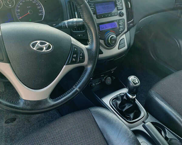 Синий Хендай i30, объемом двигателя 1.6 л и пробегом 116 тыс. км за 7500 $, фото 8 на Automoto.ua