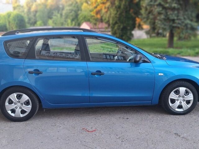Синий Хендай i30, объемом двигателя 1.6 л и пробегом 220 тыс. км за 5950 $, фото 1 на Automoto.ua