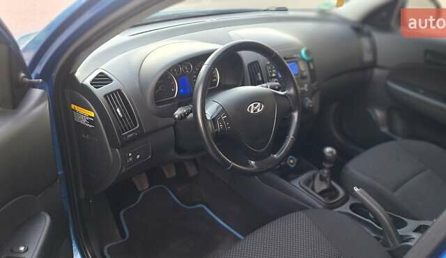 Синий Хендай i30, объемом двигателя 1.6 л и пробегом 220 тыс. км за 5900 $, фото 17 на Automoto.ua