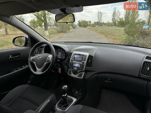 Синий Хендай i30, объемом двигателя 1.6 л и пробегом 209 тыс. км за 6900 $, фото 42 на Automoto.ua