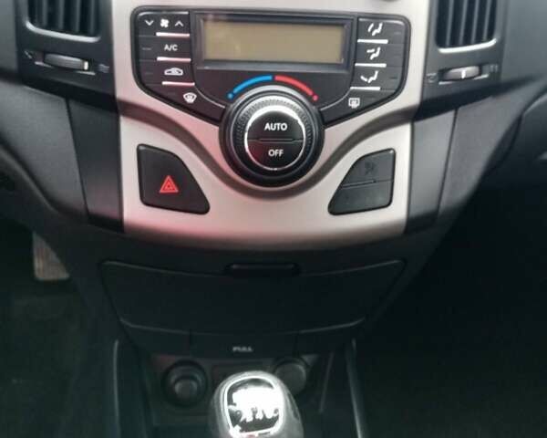 Синий Хендай i30, объемом двигателя 1.58 л и пробегом 169 тыс. км за 7000 $, фото 9 на Automoto.ua