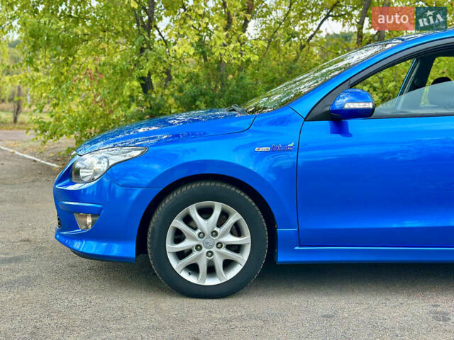 Синий Хендай i30, объемом двигателя 1.6 л и пробегом 209 тыс. км за 6900 $, фото 3 на Automoto.ua