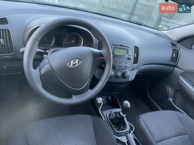 Синий Хендай i30, объемом двигателя 1.6 л и пробегом 220 тыс. км за 6300 $, фото 3 на Automoto.ua