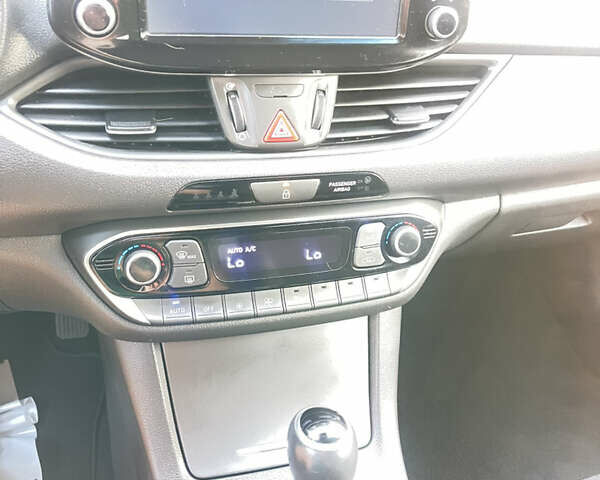 Синій Хендай i30, об'ємом двигуна 1.4 л та пробігом 201 тис. км за 11800 $, фото 22 на Automoto.ua