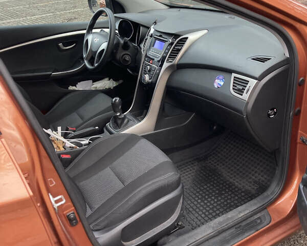 Оранжевый Хендай i30, объемом двигателя 1.4 л и пробегом 86 тыс. км за 10000 $, фото 1 на Automoto.ua
