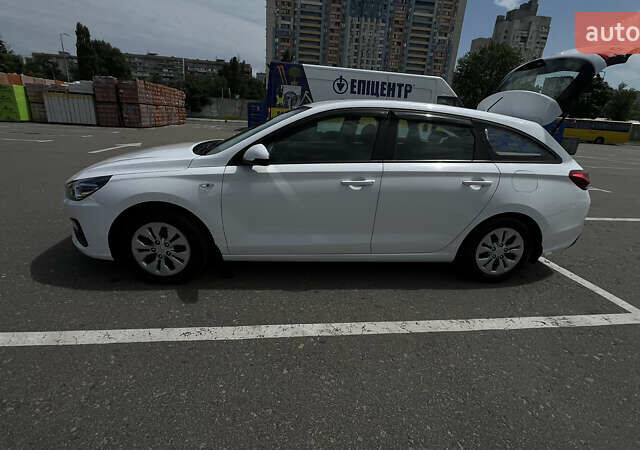 Білий Хендай i30 Wagon, об'ємом двигуна 1.5 л та пробігом 120 тис. км за 14000 $, фото 2 на Automoto.ua