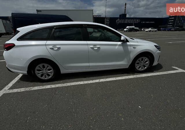 Білий Хендай i30 Wagon, об'ємом двигуна 1.5 л та пробігом 120 тис. км за 14000 $, фото 4 на Automoto.ua