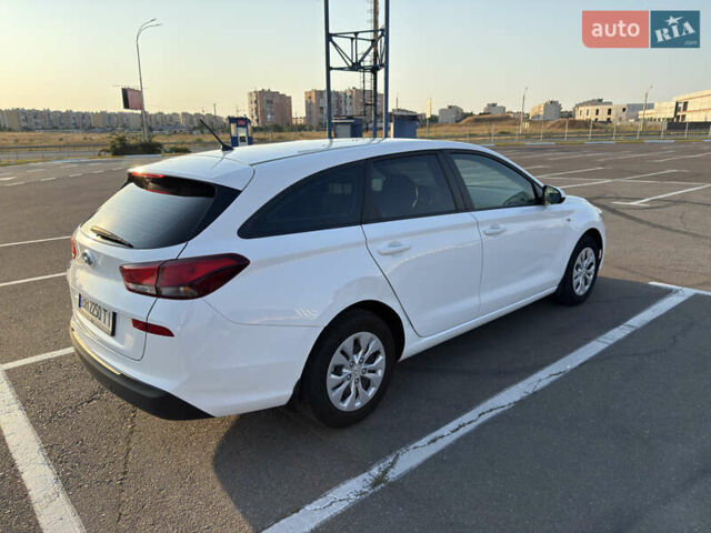 Белый Хендай i30 Wagon, объемом двигателя 1.5 л и пробегом 27 тыс. км за 18000 $, фото 1 на Automoto.ua