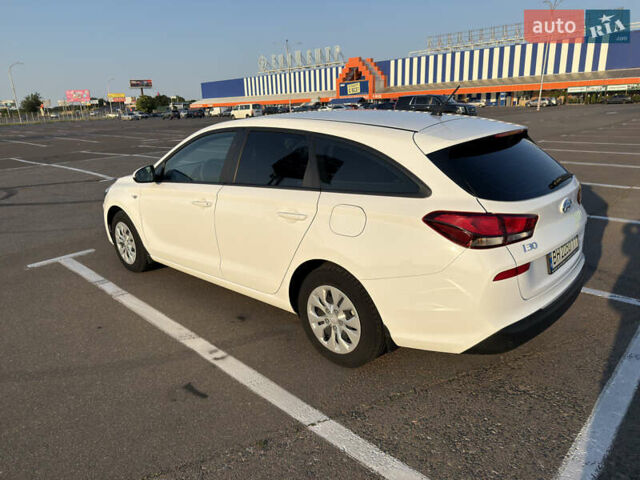 Белый Хендай i30 Wagon, объемом двигателя 1.5 л и пробегом 27 тыс. км за 18000 $, фото 3 на Automoto.ua