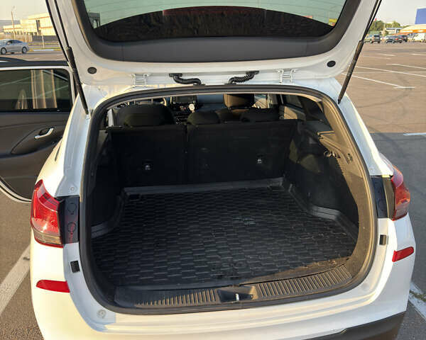 Белый Хендай i30 Wagon, объемом двигателя 1.5 л и пробегом 27 тыс. км за 18000 $, фото 6 на Automoto.ua