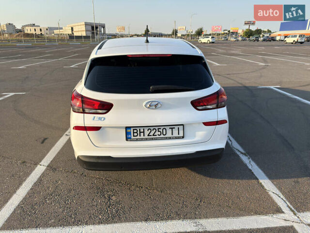 Белый Хендай i30 Wagon, объемом двигателя 1.5 л и пробегом 27 тыс. км за 18000 $, фото 2 на Automoto.ua