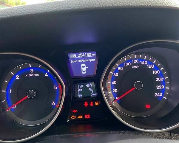 Красный Хендай i30 Wagon, объемом двигателя 1.4 л и пробегом 254 тыс. км за 8000 $, фото 10 на Automoto.ua