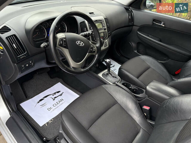 Сірий Хендай i30 Wagon, об'ємом двигуна 2 л та пробігом 213 тис. км за 8399 $, фото 4 на Automoto.ua