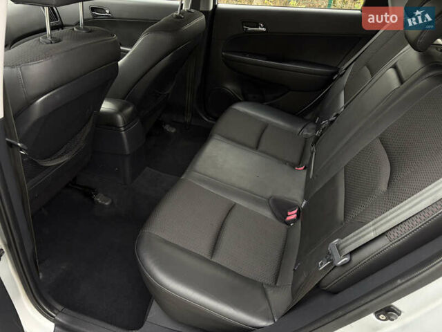 Сірий Хендай i30 Wagon, об'ємом двигуна 2 л та пробігом 213 тис. км за 8399 $, фото 7 на Automoto.ua