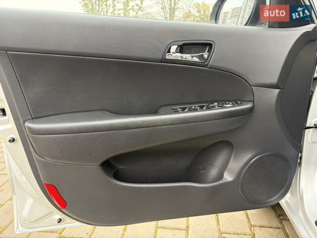 Сірий Хендай i30 Wagon, об'ємом двигуна 2 л та пробігом 213 тис. км за 8399 $, фото 5 на Automoto.ua