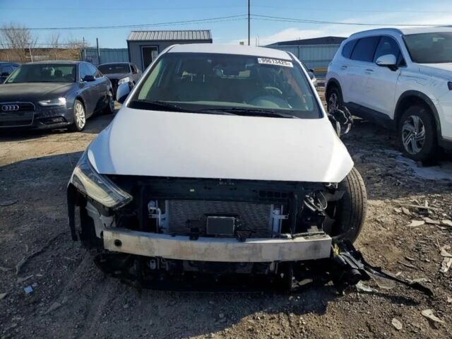 Белый Хендай и40, объемом двигателя 1.6 л и пробегом 138 тыс. км за 7800 $, фото 2 на Automoto.ua