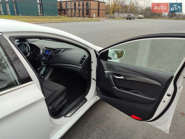 Белый Хендай и40, объемом двигателя 2 л и пробегом 148 тыс. км за 11500 $, фото 12 на Automoto.ua