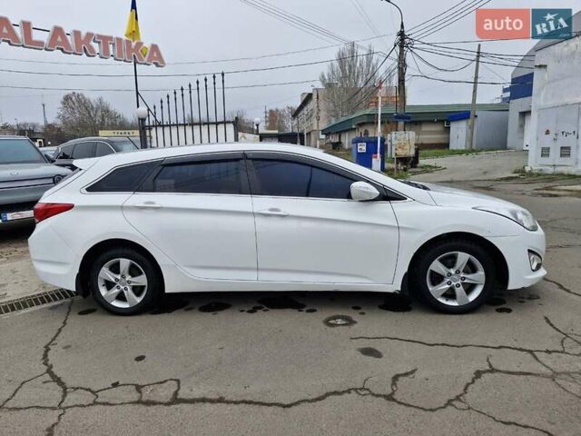 Белый Хендай и40, объемом двигателя 1.69 л и пробегом 245 тыс. км за 6999 $, фото 3 на Automoto.ua