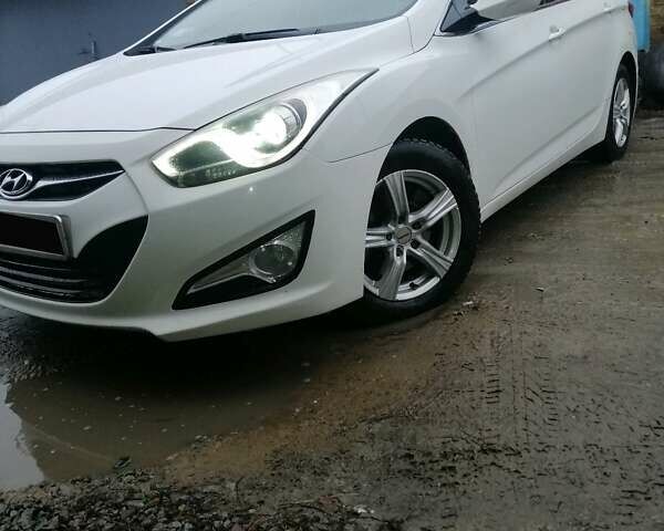 Белый Хендай и40, объемом двигателя 1.7 л и пробегом 333 тыс. км за 8500 $, фото 3 на Automoto.ua