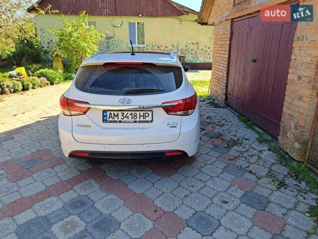 Белый Хендай и40, объемом двигателя 1.7 л и пробегом 200 тыс. км за 8700 $, фото 1 на Automoto.ua