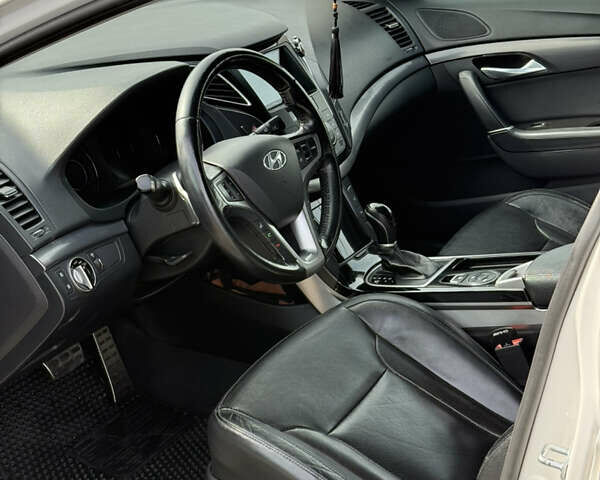 Белый Хендай и40, объемом двигателя 1.7 л и пробегом 280 тыс. км за 10900 $, фото 16 на Automoto.ua
