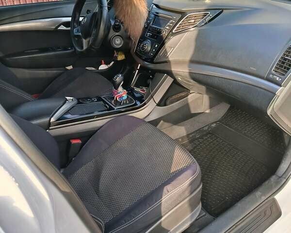 Белый Хендай и40, объемом двигателя 1.7 л и пробегом 333 тыс. км за 8150 $, фото 13 на Automoto.ua