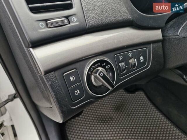 Белый Хендай и40, объемом двигателя 1.69 л и пробегом 245 тыс. км за 6999 $, фото 14 на Automoto.ua