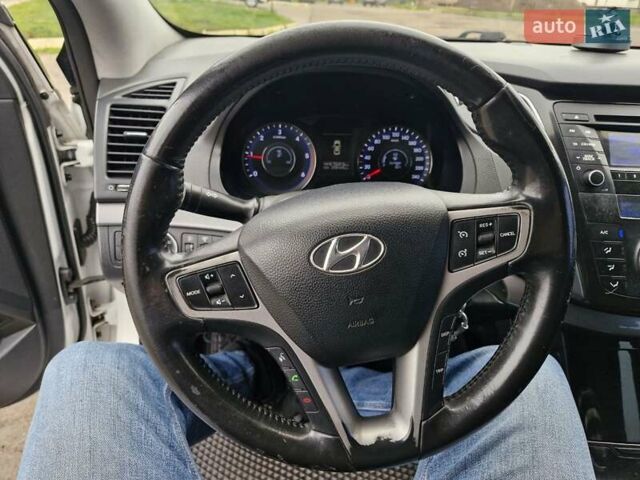 Белый Хендай и40, объемом двигателя 1.69 л и пробегом 245 тыс. км за 6999 $, фото 17 на Automoto.ua