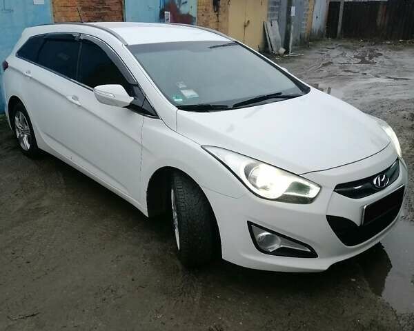 Белый Хендай и40, объемом двигателя 1.7 л и пробегом 333 тыс. км за 8500 $, фото 2 на Automoto.ua
