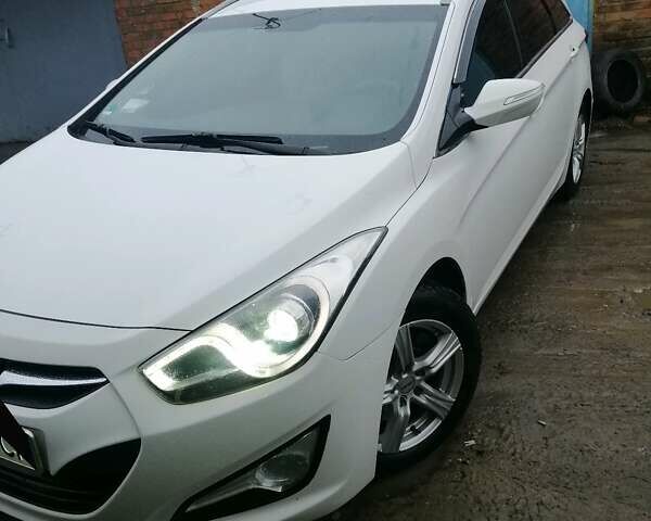 Белый Хендай и40, объемом двигателя 1.7 л и пробегом 333 тыс. км за 8500 $, фото 4 на Automoto.ua