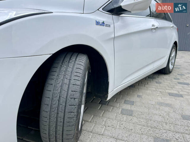 Белый Хендай и40, объемом двигателя 1.7 л и пробегом 224 тыс. км за 8900 $, фото 8 на Automoto.ua