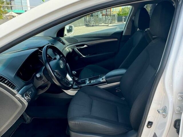 Белый Хендай и40, объемом двигателя 1.7 л и пробегом 266 тыс. км за 8600 $, фото 15 на Automoto.ua