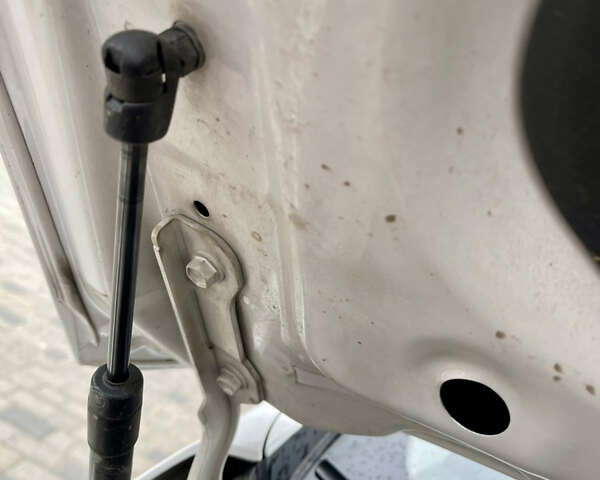 Белый Хендай и40, объемом двигателя 1.7 л и пробегом 224 тыс. км за 8900 $, фото 11 на Automoto.ua