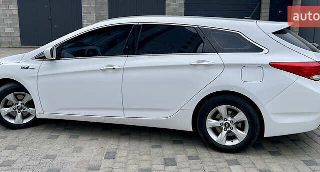 Белый Хендай и40, объемом двигателя 1.7 л и пробегом 224 тыс. км за 8900 $, фото 7 на Automoto.ua