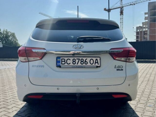 Белый Хендай и40, объемом двигателя 1.7 л и пробегом 266 тыс. км за 8600 $, фото 3 на Automoto.ua