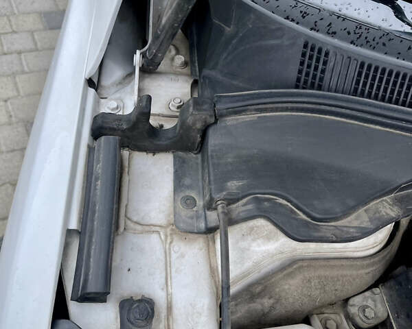 Белый Хендай и40, объемом двигателя 1.7 л и пробегом 224 тыс. км за 8900 $, фото 10 на Automoto.ua