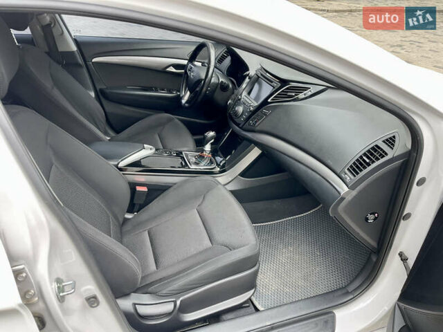 Белый Хендай и40, объемом двигателя 1.7 л и пробегом 224 тыс. км за 8900 $, фото 29 на Automoto.ua
