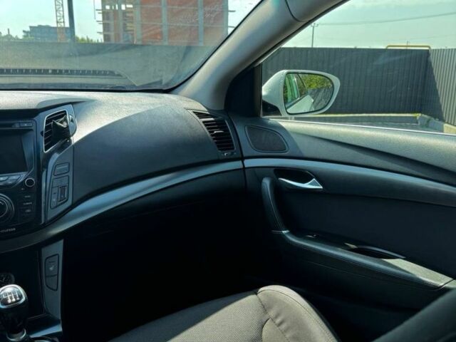 Белый Хендай и40, объемом двигателя 1.7 л и пробегом 266 тыс. км за 8600 $, фото 11 на Automoto.ua