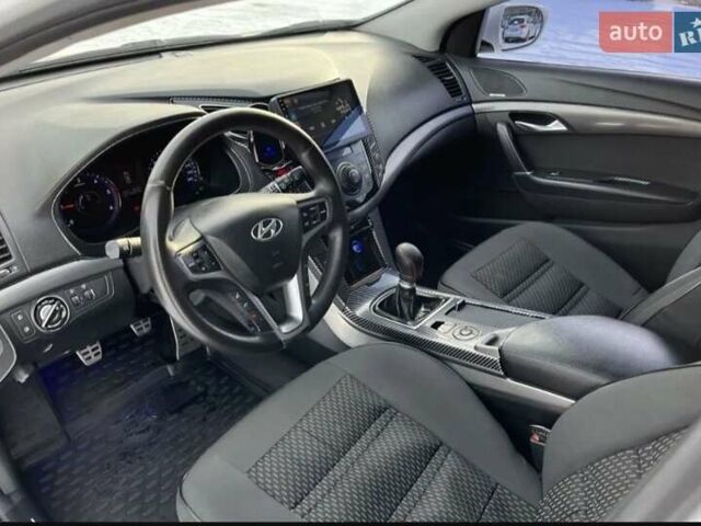 Белый Хендай и40, объемом двигателя 0 л и пробегом 295 тыс. км за 9350 $, фото 2 на Automoto.ua