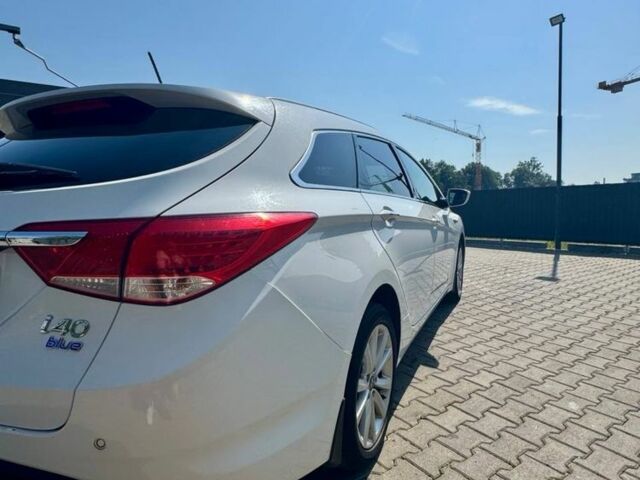 Белый Хендай и40, объемом двигателя 1.7 л и пробегом 266 тыс. км за 8600 $, фото 2 на Automoto.ua
