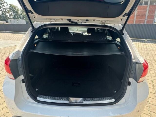 Белый Хендай и40, объемом двигателя 1.7 л и пробегом 266 тыс. км за 8600 $, фото 6 на Automoto.ua