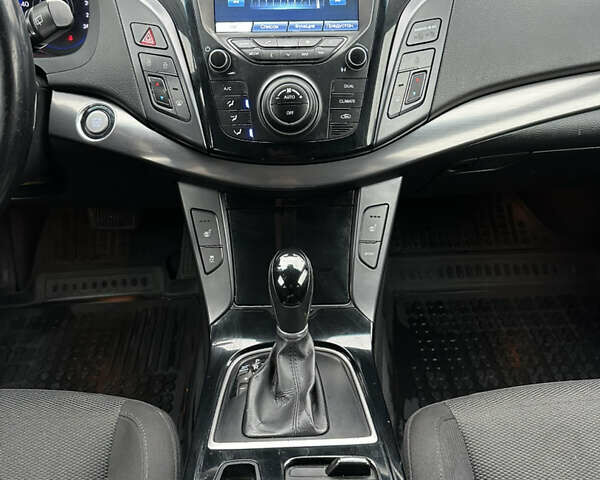 Белый Хендай и40, объемом двигателя 1.7 л и пробегом 184 тыс. км за 9950 $, фото 9 на Automoto.ua