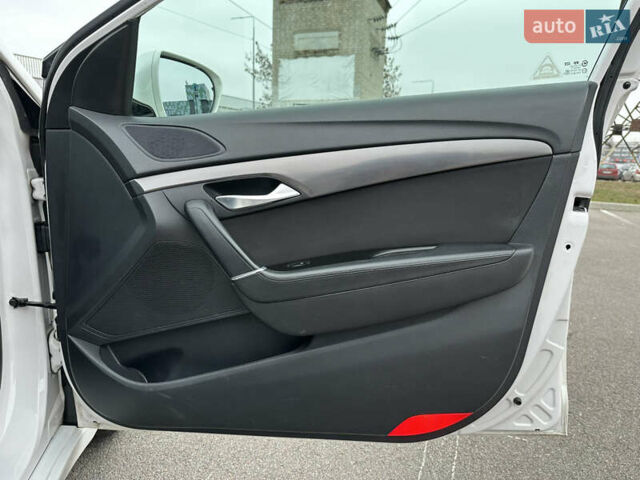 Белый Хендай и40, объемом двигателя 1.7 л и пробегом 184 тыс. км за 9950 $, фото 20 на Automoto.ua